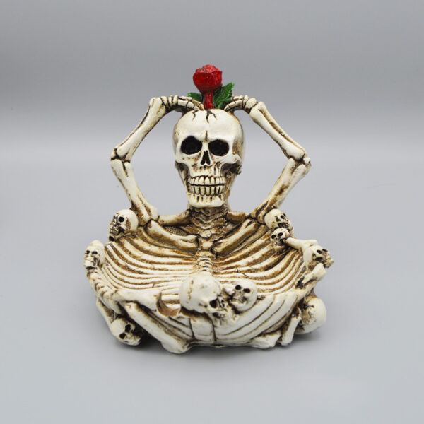 65 زیرسیگاری اسکلت عاشق مدل گل روی سر کد Pzsk029 رنگ استخوانی