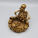 95 زیرسیگاری اسکلت عاشق مدل گل تو دهان کد Pzsb081 رنگ برنزی سه رخ