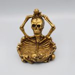 97 زیرسیگاری اسکلت عاشق مدل گل روی سر کد Pzsb086 رنگ برنزی