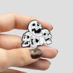 پین فلزی اسکلت طرح جمجمه مدل Four Skulls کد Moe-231d9 - Image 2
