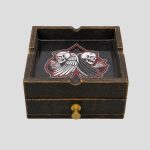 زیرسیگاری و جاسیگاری کشودار اسکلتی طرح قمار مردگان کد NJD-26E0468 - Image 5