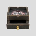 زیرسیگاری و جاسیگاری کشودار اسکلتی طرح قمار مردگان کد NJD-26E0468 - Image 2