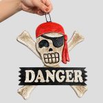 دیوارکوب اسکلتی طرح دزد دریایی مدل danger کد MZF-26H0608 - Image 3